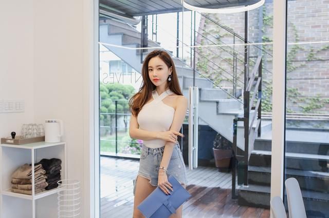 浅色热裤小姐姐，肤白貌美，白色T恤更吸睛！