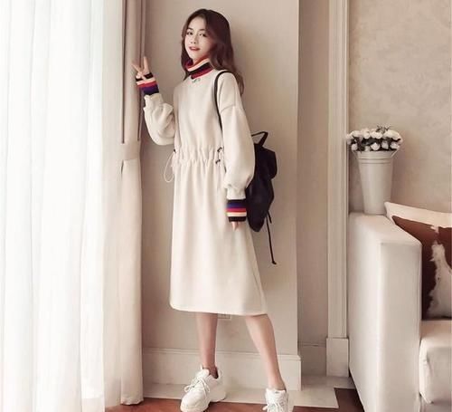  #小姐姐#优雅中带着自信，小姐姐大长腿迷倒众人，连衣裙穿出不一样的魅力