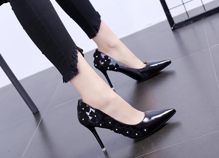 用黑色的花朵的美丽搭配尖头高跟鞋的性感，更显女性的魅力