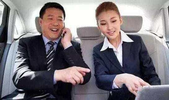 和领导坐车时自己坐哪？这时候你只能坐副驾