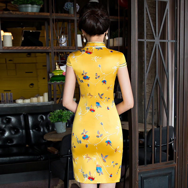 身材极好的媳妇穿旗袍，美得一颦一笑都是风情，惊艳的让人窒息