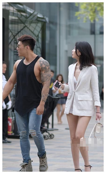 街拍:时尚姑娘清凉出行，图五穿“透明纱”，简直美“呆”了!