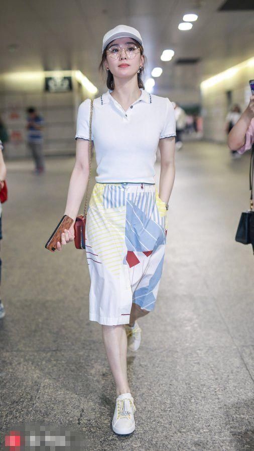 同样是穿白T恤，李沁荷叶款时髦有范，刘诗诗露肚脐超性感！