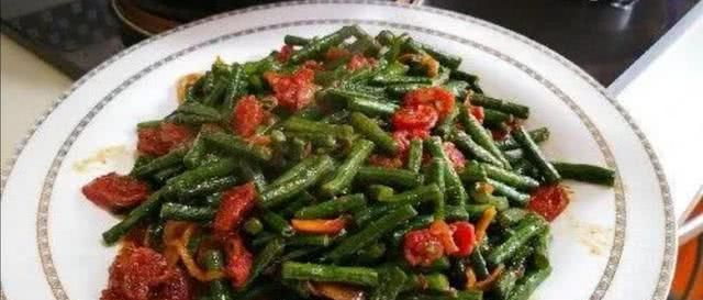  下饭@简单几个步骤，家常腊肠炒豆角，酱香好下饭