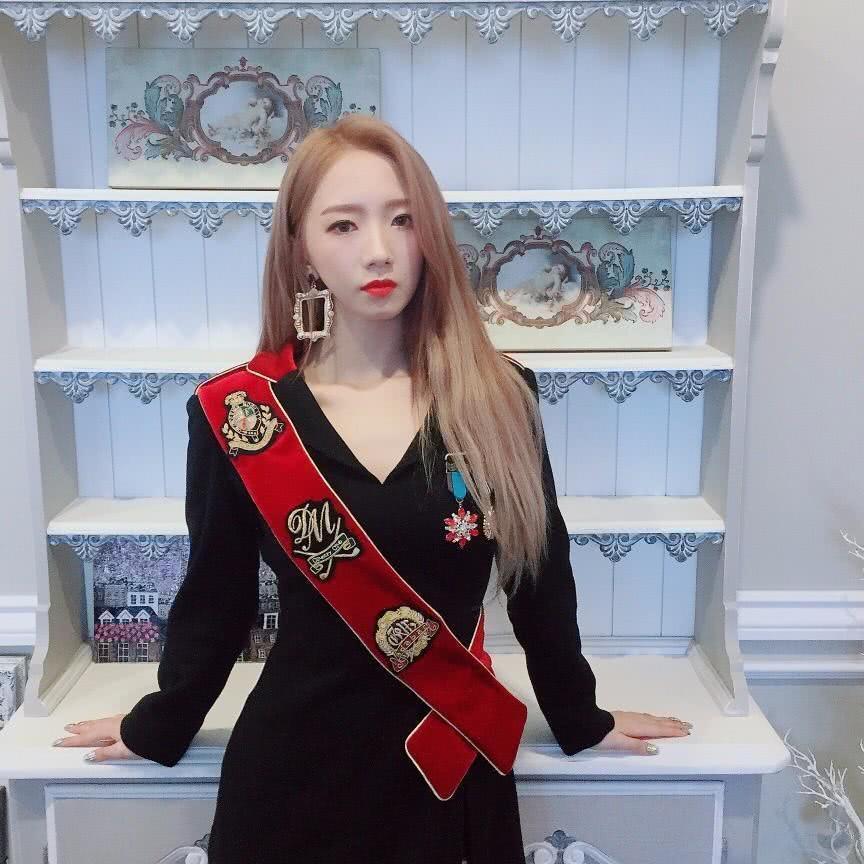 孟美岐戴口罩眼部憔悴, 白色T恤当裙子穿, 网友: 上演下半身诱惑!