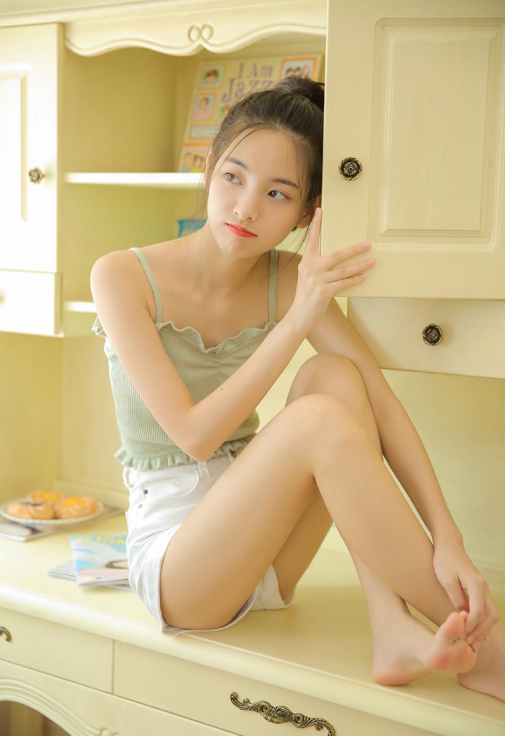 吊带长腿美女清新白嫩美女图片