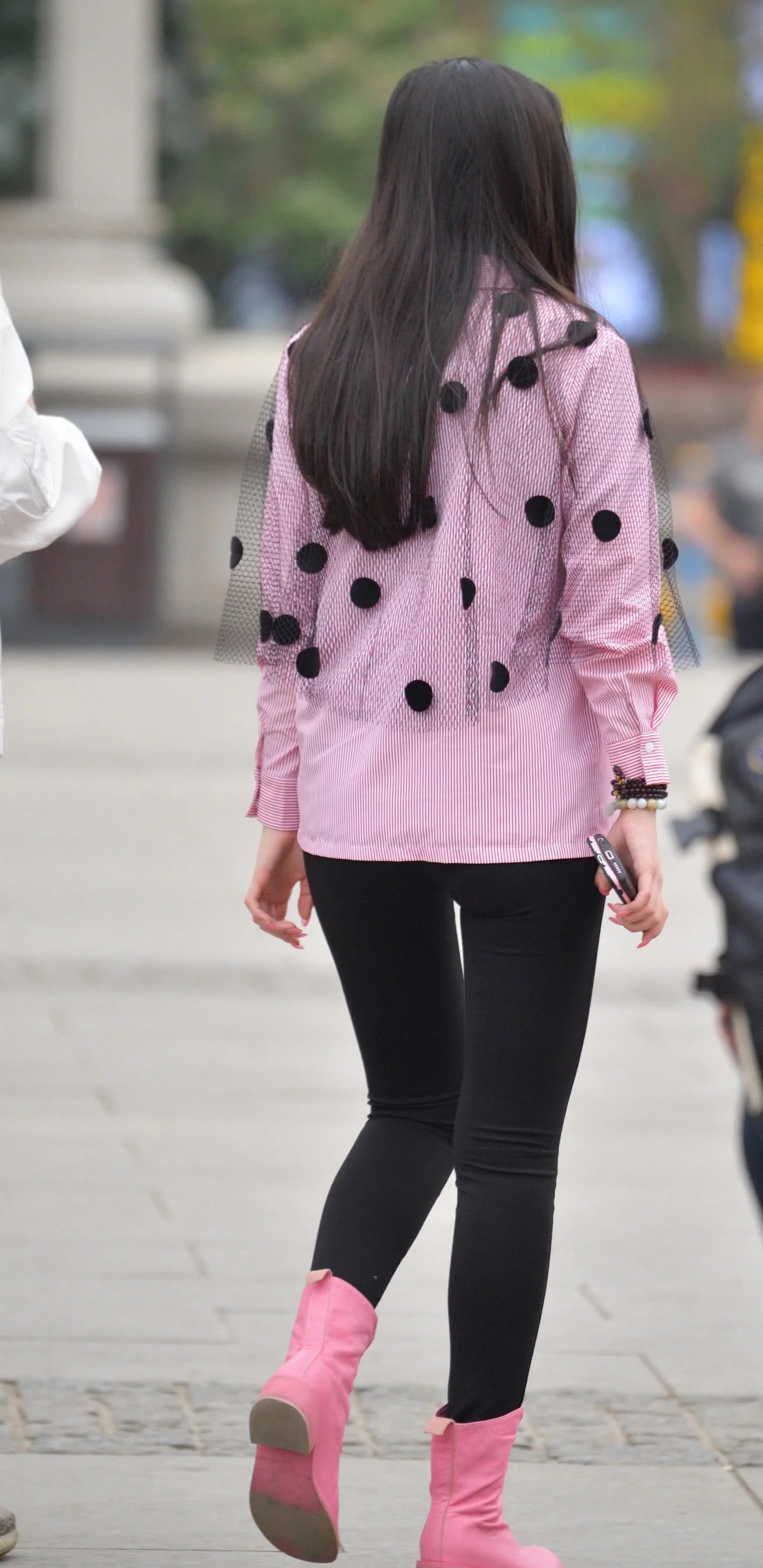 气质小姐姐黑色紧身裤勾勒柔美曲线，口罩都遮不住她的笑容