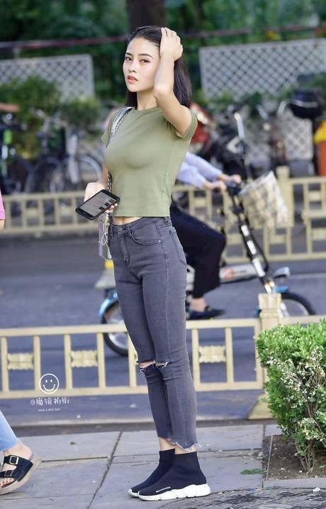 街拍:清秀的小姐姐是时尚达人,凹凸有致的身材让她很有自信!