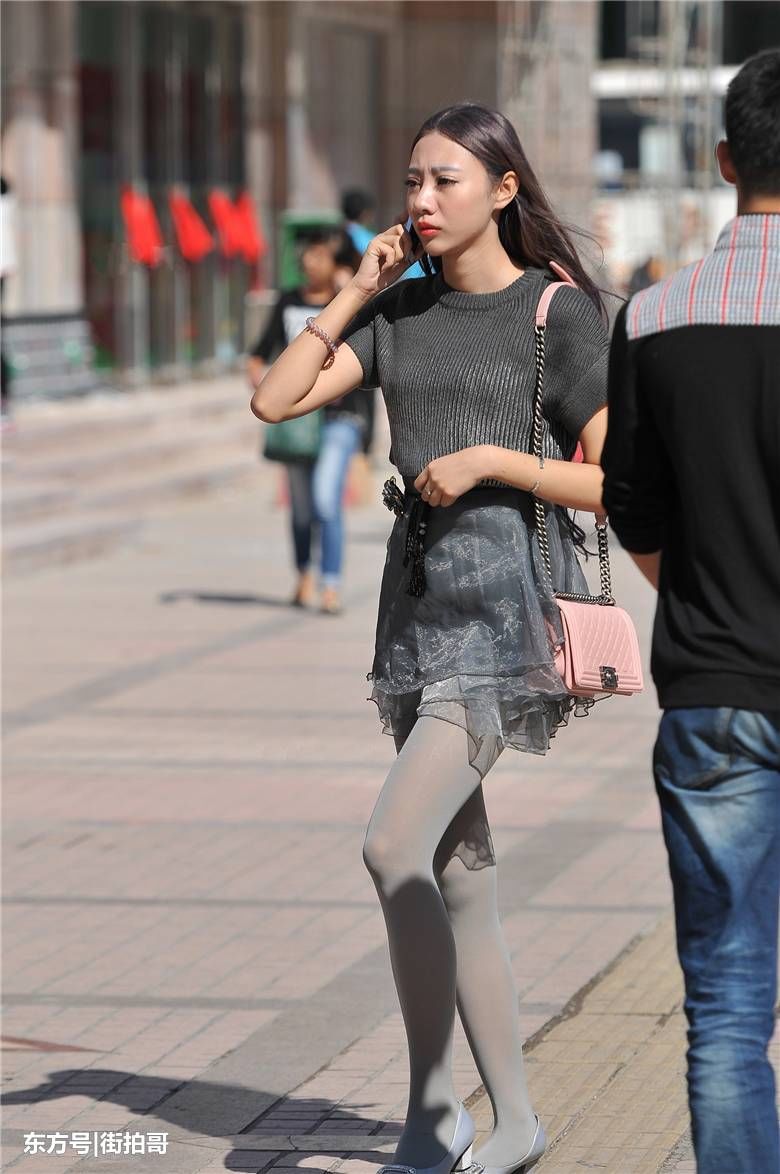 街拍联盟：难得一见的灰丝细腿美女，女神雅典娜附体了