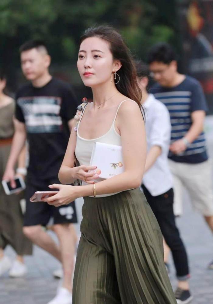 街拍: 吊带超短裙美女, 亭亭玉立的样子让人失魂!