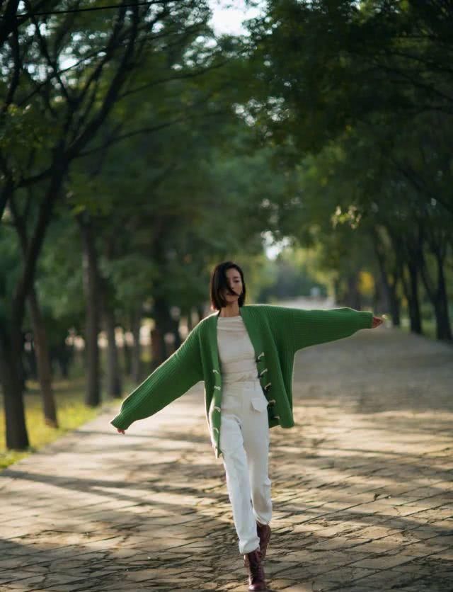 「经典蓝」今年夏天就穿这几个颜色，美炸了