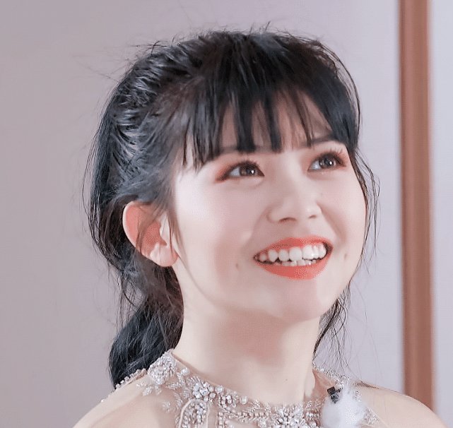  【婚纱照】赖美云这是手滑了? 婚纱照没p就直接发出, 手臂粗细让人意外