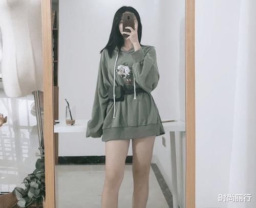  「温暖」温暖的大毛衣下面，配一个超级质感对比的裙子，非常nice