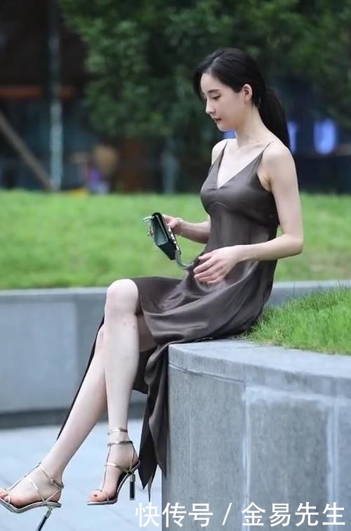  「刮风」美女，穿裙子还做这么高，就不怕刮风吗？
