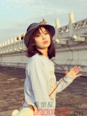 夏季街头风女生休闲及肩发 一起流浪去寻找心中的橄榄树