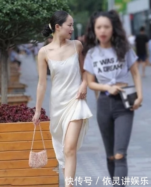  样子|小姐姐胆子也太大了吧，把睡裙穿上街却很淡然的样子！