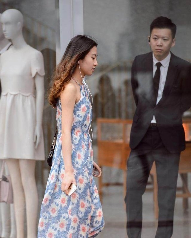 街拍 四川美女路人街拍, 吊带搭配破洞牛仔裤很清爽有女人味，这