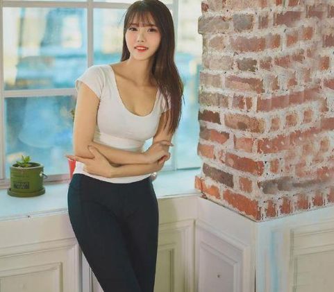 黑色打底裤,被美女穿出了美丽感觉,迷人的小蛮腰让人深刻印象!