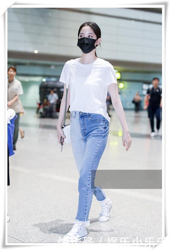 佟丽娅不得了！33岁穿T恤比欧阳娜娜还年轻，网友：这嫩扮的我服