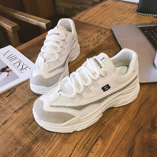 别再穿拖鞋出门了，今年特别流行这款运动小白鞋，任何场合都可穿