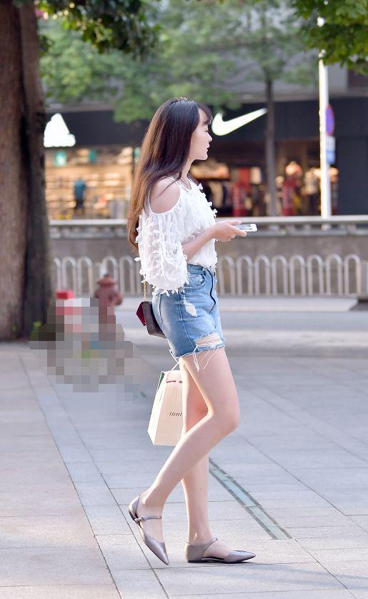 街拍：美女穿“春丽装”，彰显大长腿，露纹身，真是惹不起！