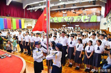  [上学]今早广大香港市民学生坚持开工上学，坚决反对“三罢”