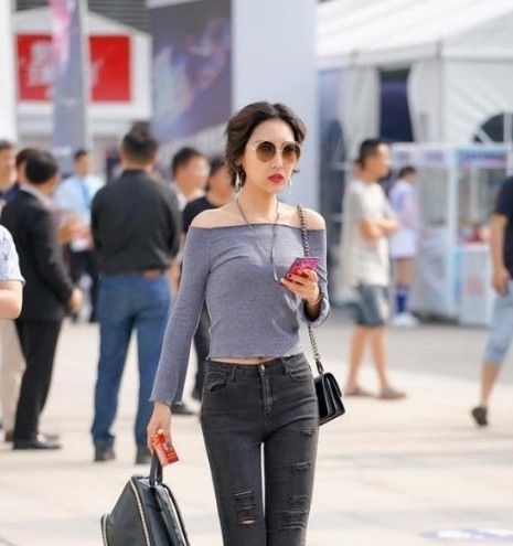 碎花:街拍:一袭白色碎花连体裙,傲人的气质,更显阳光活力美