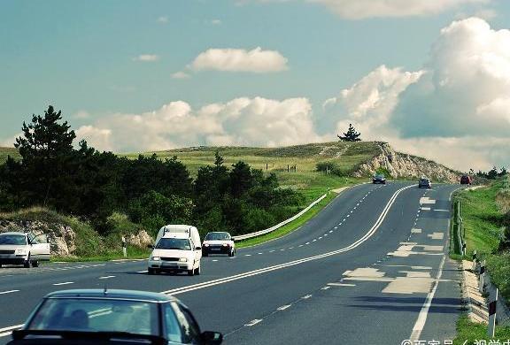 川藏线：背包女在哭泣，为何搭车这么难？老司机说出了原因