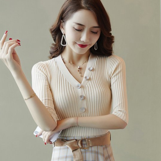 女人再穷也别整天穿黑裤子，十月流行这种套装裙，满满的女人味