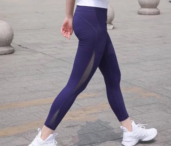 清纯小姐姐紧身裤穿出柔美线条，珠玉圆润的翘臀值得一看