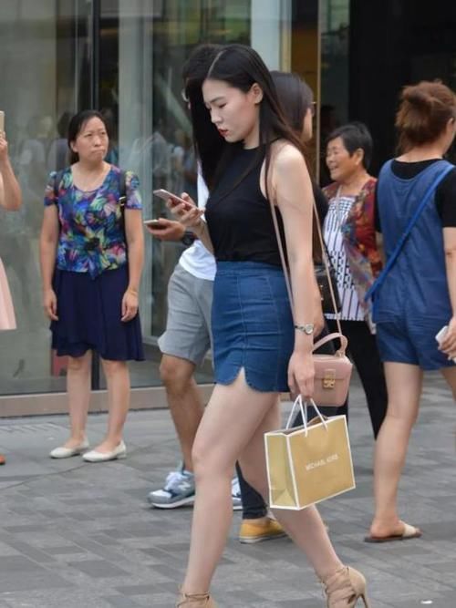 气质:街拍:秀丽端庄的美女,一件白色上衣配黑色裤子,魅力气质十足