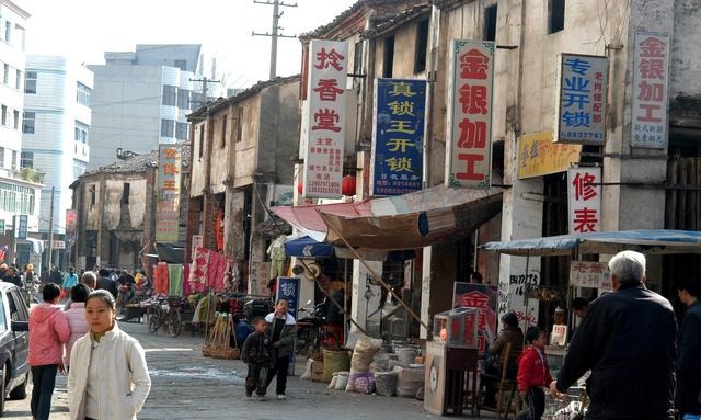 农村违建要拆除，城里楼房买不起，农民提出两个问题专家哑口无言