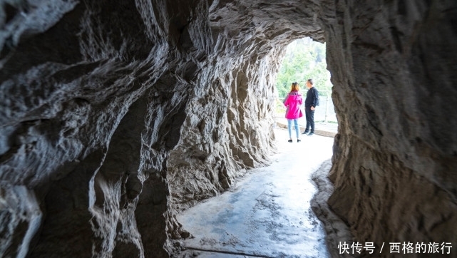 河南人又一“惊天”之作，悬崖凿出5个山洞看景，脚下是万丈深渊