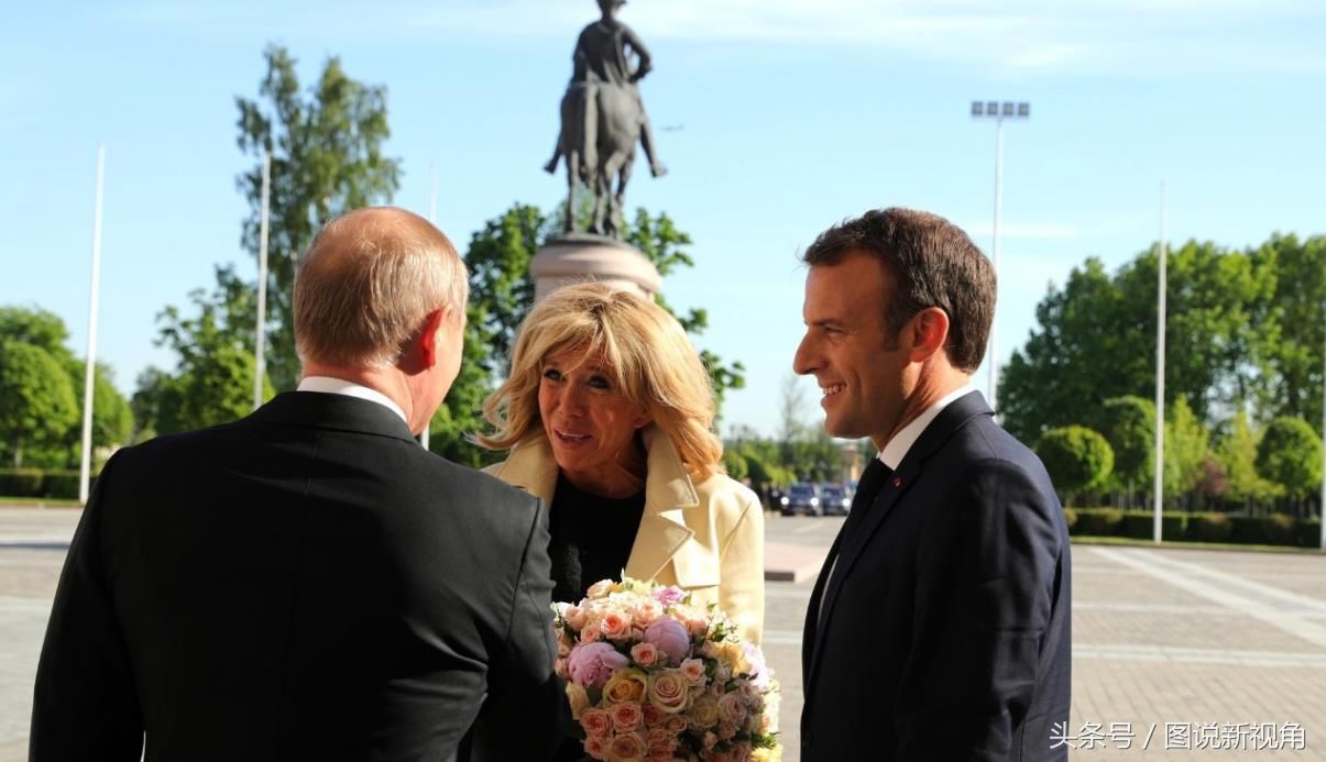 64岁的法第一夫人:穿搭得体行为端庄，网友:这也是马克龙的福分