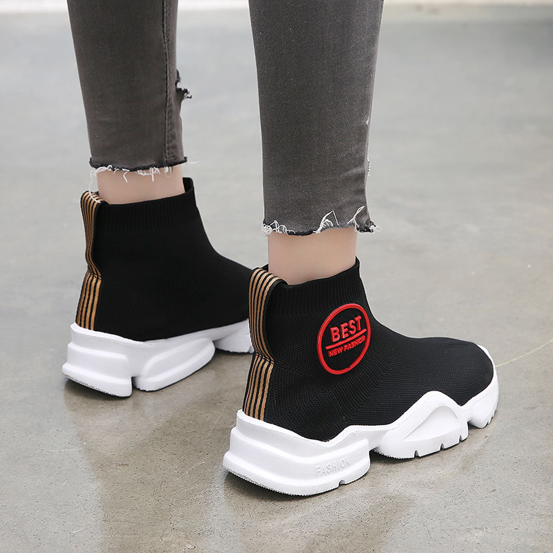 这种“袜子女鞋”今秋特时兴，轻盈百搭不累脚，搭牛仔裤显美嫩