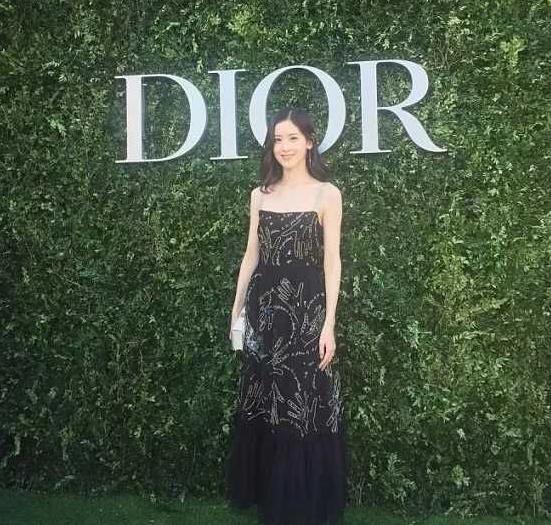 章泽天身穿波点吊带裙似少女,网友:这身材真是太棒了!