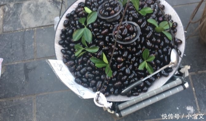给葡萄打上腊，当成“乌梅”卖，买的人还很多，路人：差点就信了