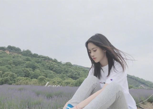 鞠婧祎晒照，模样特别清纯，这也是她一贯的风格!