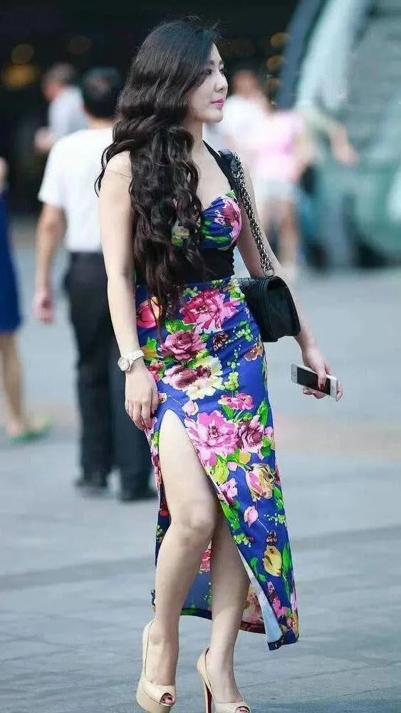 街拍风情万种的华丽连衣裙小姐姐，身材丰韵气质优雅，好一朵艳丽