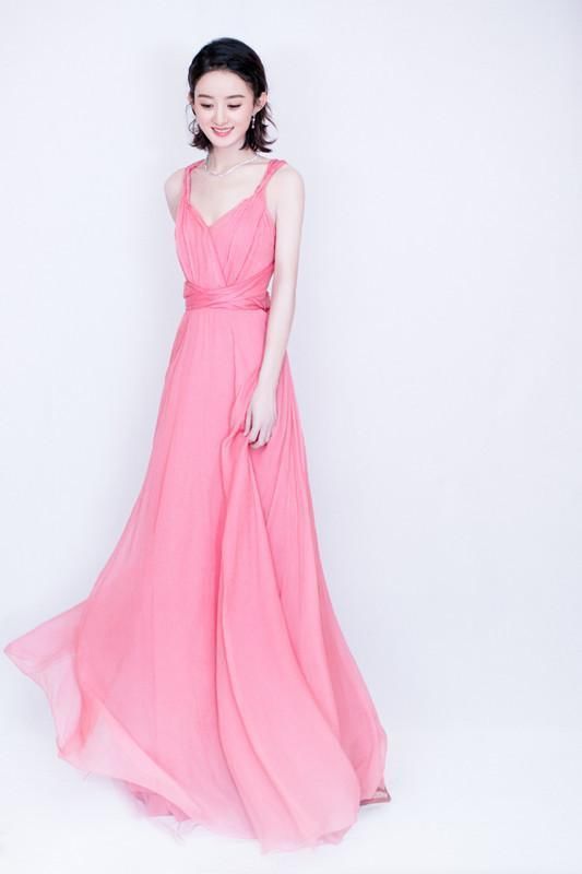 赵丽颖穿吊带裙很美，穿半身裙也很美，但她却偏爱这种裙子!