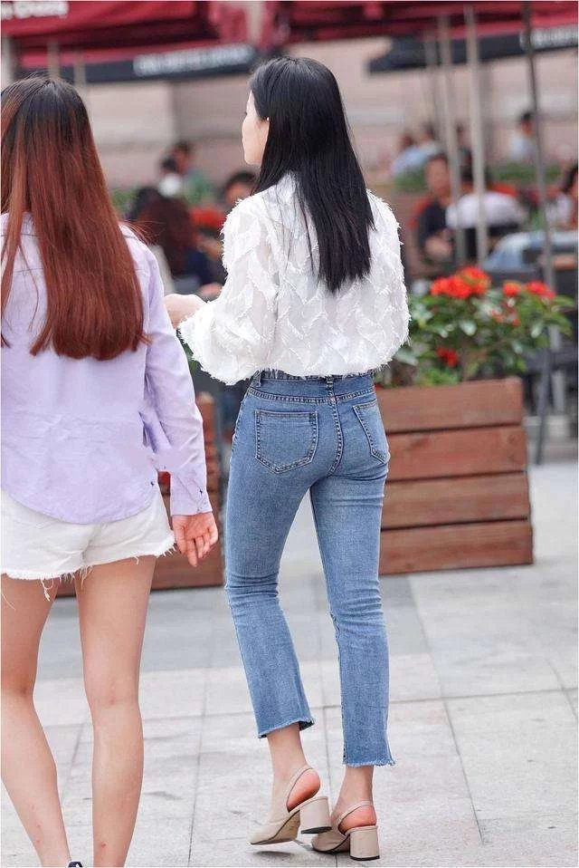 清纯女生紧身裤搭配白色修身T恤,个性时尚,气质优雅恬静