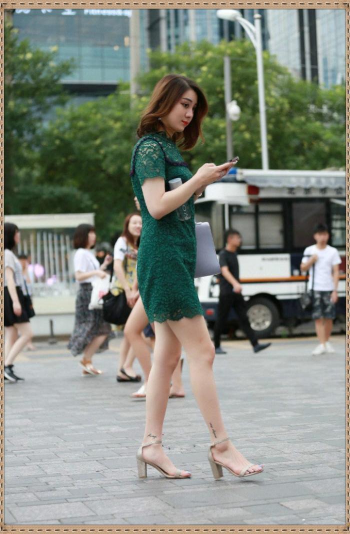  发福|街拍：这种发福的身材，穿深绿色短裙很老气，像个老太太一样吧？