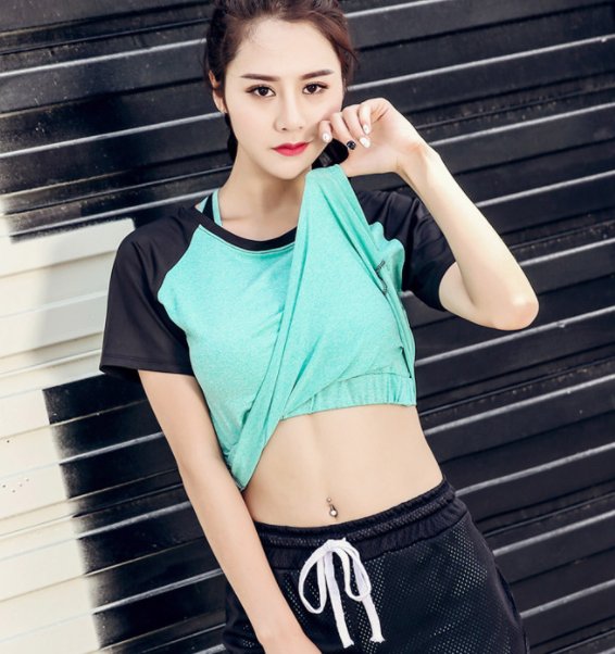 健身的女人身材就是不一样，前凸后翘，还露出马甲线