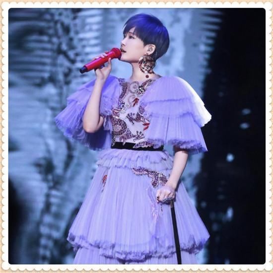 当张碧晨和李宇春同穿紫色蛋糕裙，才知道气场和气质的差距有多大