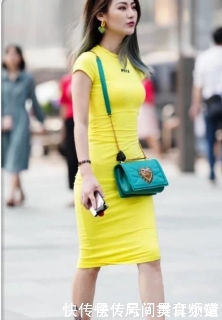  绑带|妹子身穿黄色连衣裙，搭配绑带式高跟鞋，纹身却十分抢镜
