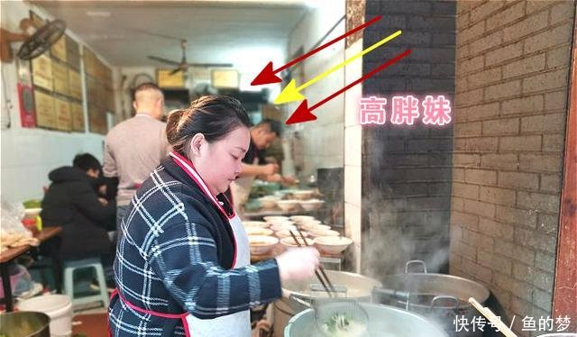  小面■重庆旅游必打卡的网红小面！生意火爆每天排队！