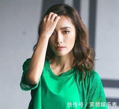 小姐姐的打底裤很时尚, 妥妥的女神范。