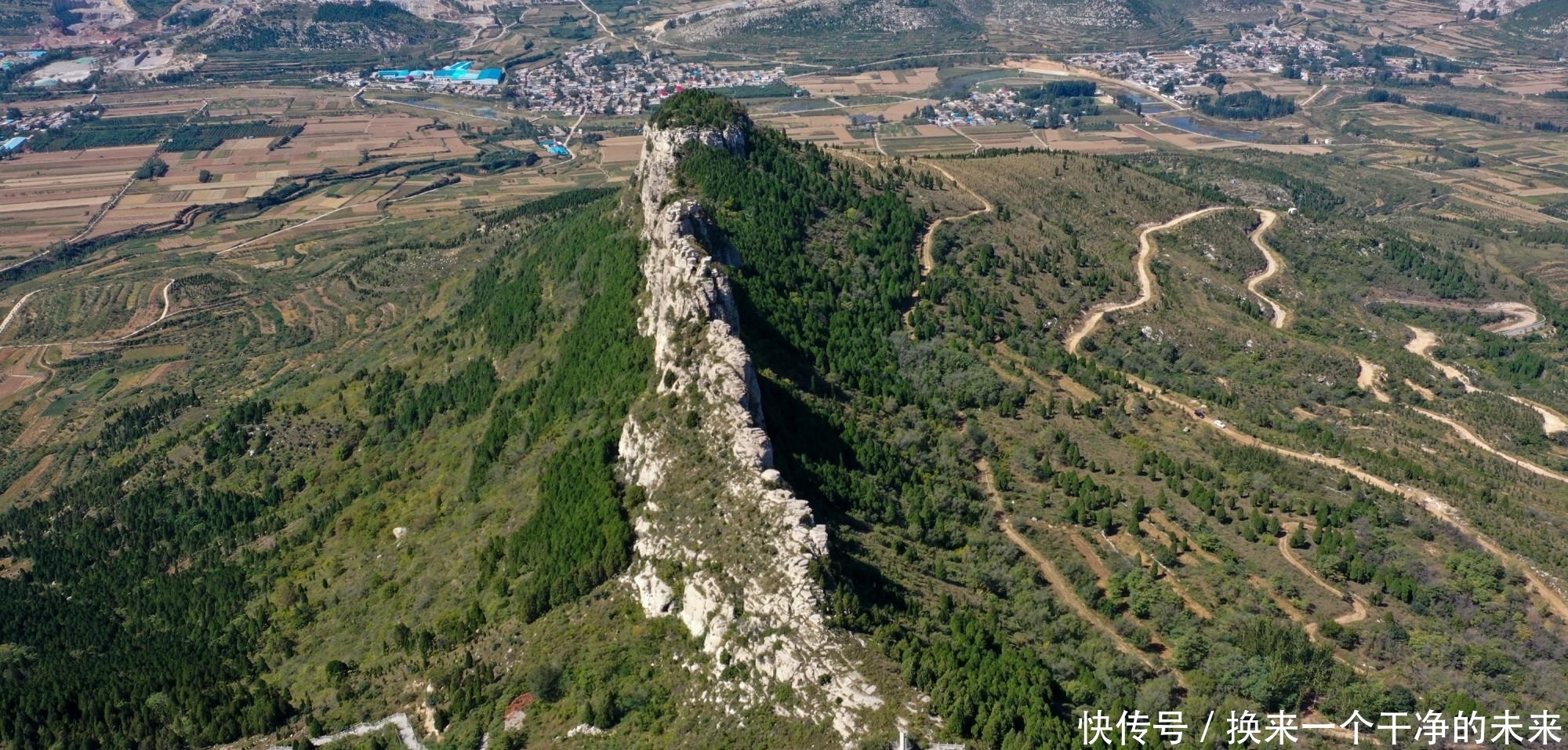 跟泰山平起平坐的山，空中看就像刀片一样，一般人真不敢爬上去