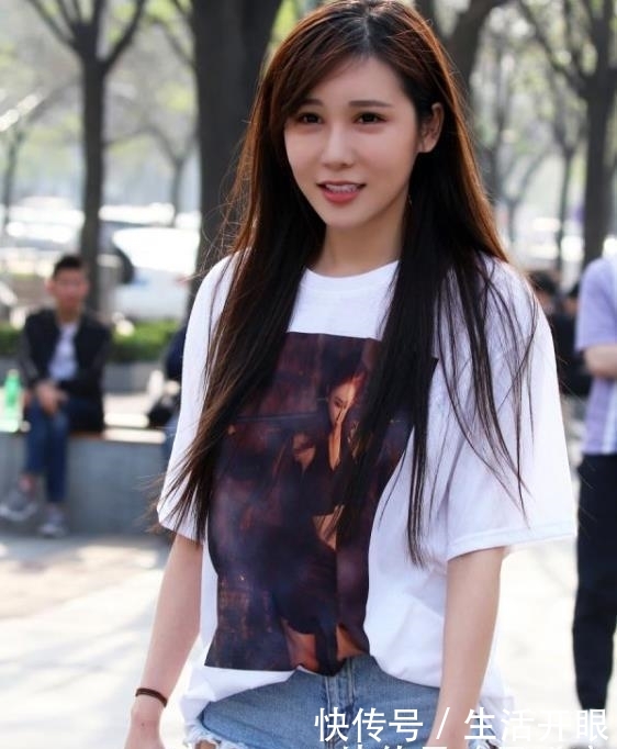 笑嫣然■街拍:语笑嫣然的美女,一件休闲上衣配牛仔热裤,清新靓丽迷人