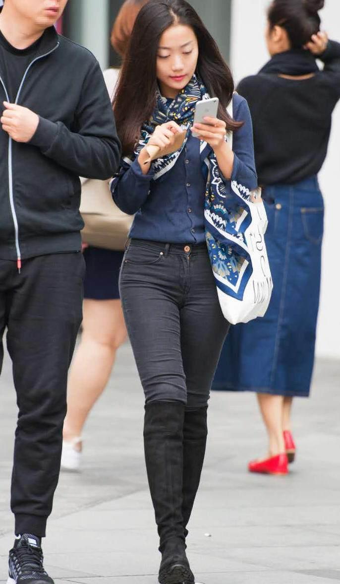 气质显瘦的牛仔裤, 修身却又不死板, 很有青春的朝气